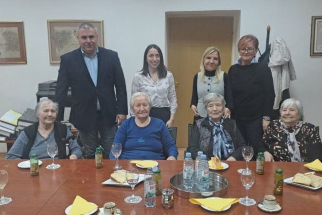 Tradicionalni susret uoči Uskrsa: Kanfanarske štićenice u rovinjskom domu dočekale načelnika Jurmana