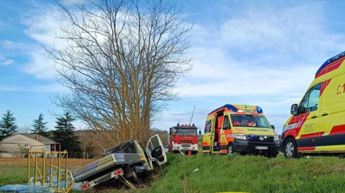 Sletjeli kamionom i zabili se u stablo: 25-godišnjak teško ozlijeđen u prometnoj nesreći!