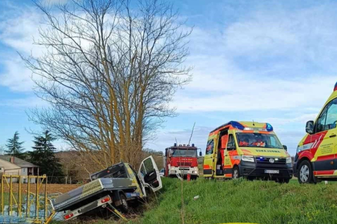 Sletjeli kamionom i zabili se u stablo: 25-godišnjak teško ozlijeđen u prometnoj nesreći!