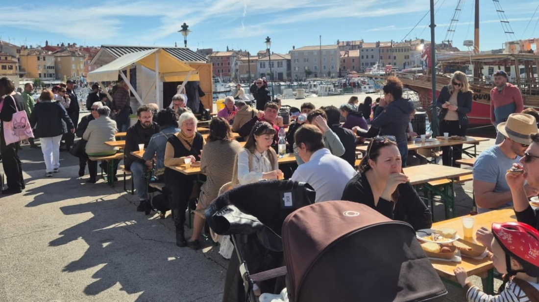 Foto: Prekrasno sunčano vrijeme i bogat uskrsni program ispunili Rovinj