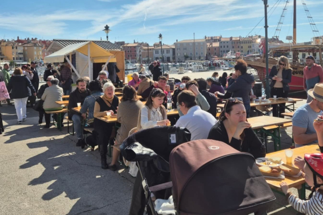 Foto: Prekrasno sunčano vrijeme i bogat uskrsni program ispunili Rovinj