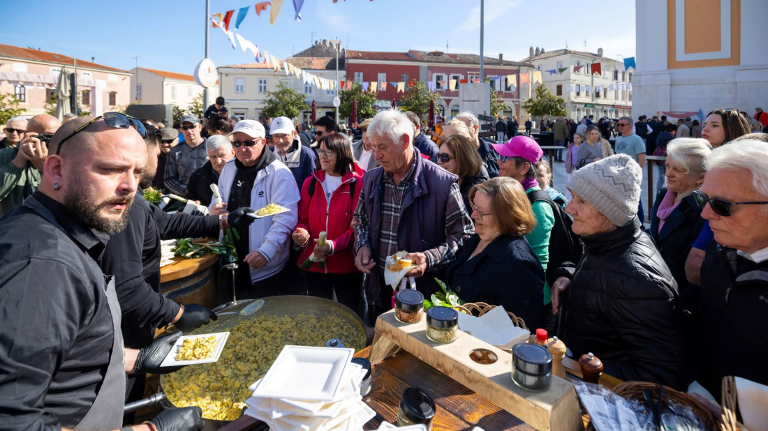 FOTO: Sunčani Uskrs ispunio Poreč – centar grada prepun građana i gostiju, mirisi fritaje i pince na svakom koraku