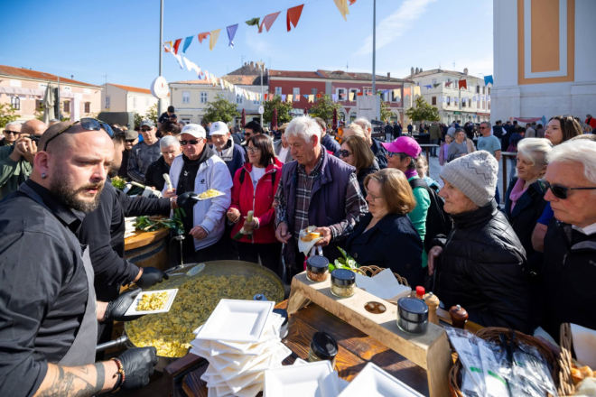 FOTO: Sunčani Uskrs ispunio Poreč – centar grada prepun građana i gostiju, mirisi fritaje i pince na svakom koraku