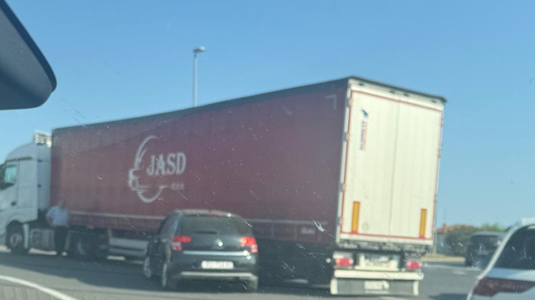 Sudar na kružnom toku kod Stelle: Sudarili se automobil i kamion