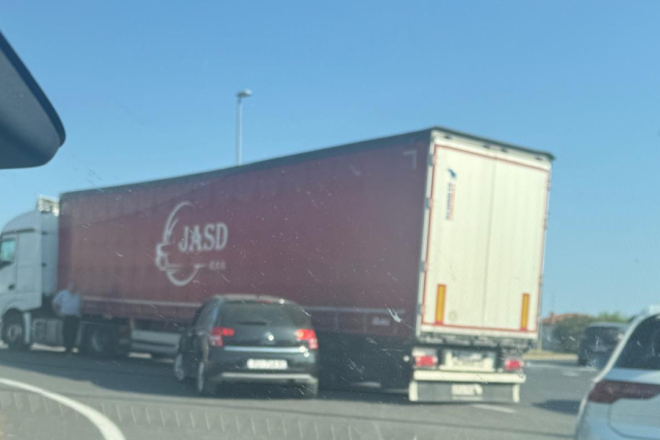 Sudar na kružnom toku kod Stelle: Sudarili se automobil i kamion