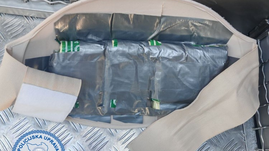 Na Drosinu s “trudničkim trbuhom”: mladić pokušao unijeti 17 komada pirotehnike