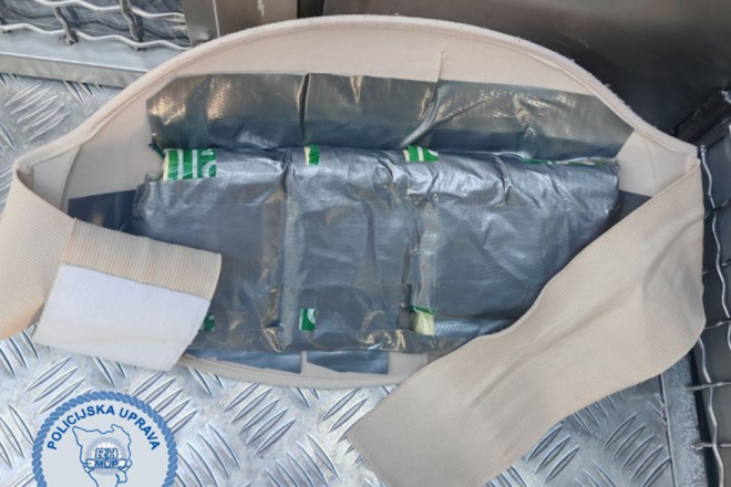 Na Drosinu s “trudničkim trbuhom”: mladić pokušao unijeti 17 komada pirotehnike