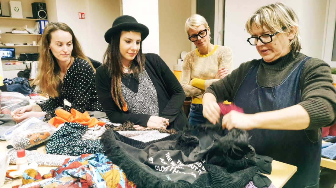 U Puli radionica preoblikovanja odjeće: stare majice postaju novi komadi