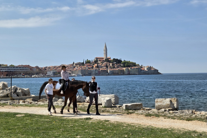 FOTO: Gužva za jahanje u Rovinju – Popolana razveselila najmlađe