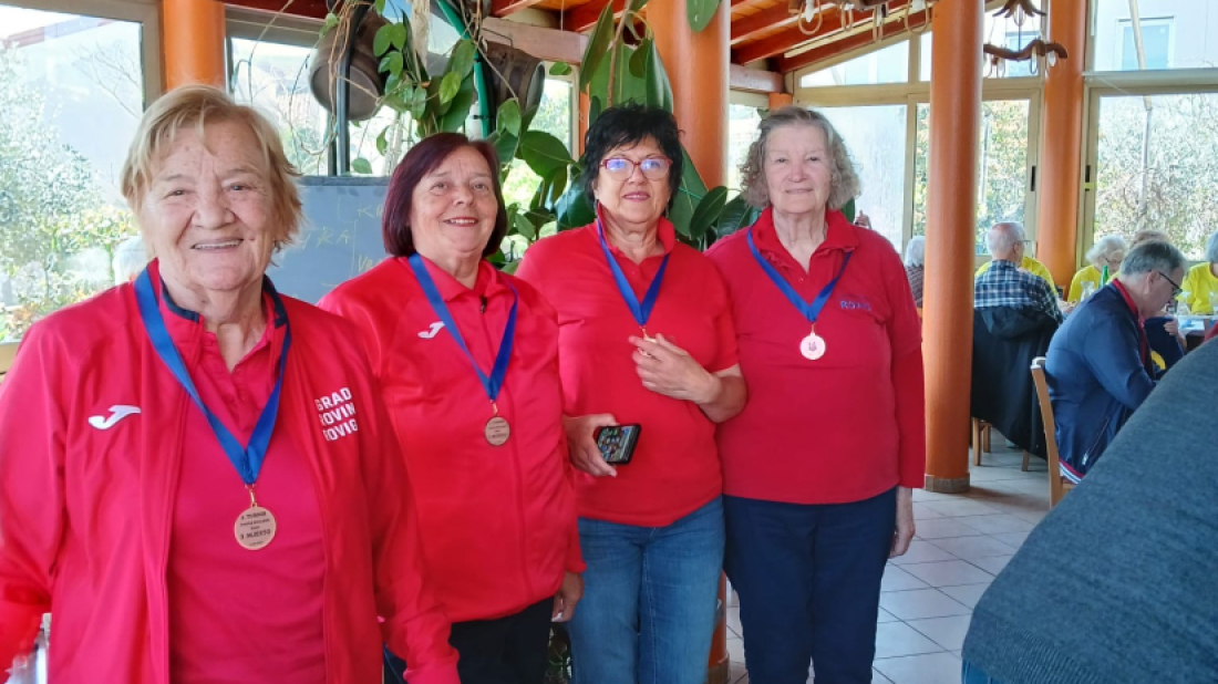 Rovinjske umirovljenice uspješne na turniru u Puli: medalje u pikadu i visećoj kuglani