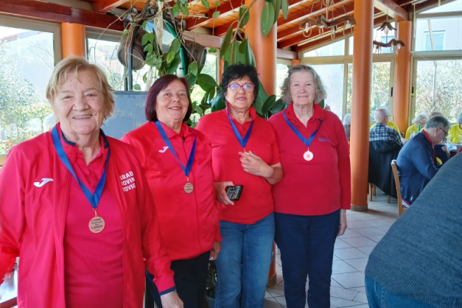 Rovinjske umirovljenice uspješne na turniru u Puli: medalje u pikadu i visećoj kuglani
