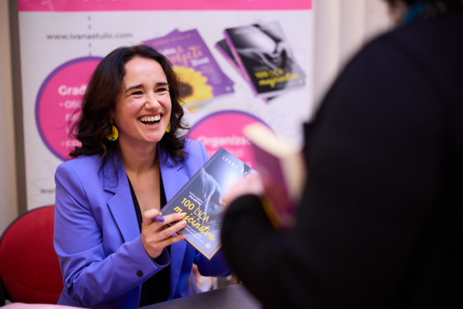 Majčinstvo bez uljepšavanja: Ivana Štulić u pulskoj knjižnici predstavlja knjigu „100 lica majčinstva“