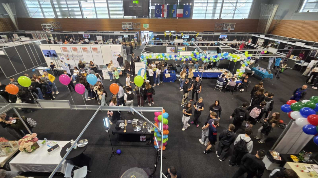 Gužva u Pazinu: Više od 1300 učenika otkriva struke, a sve oči uprte u humanoidnog robota Tonku!