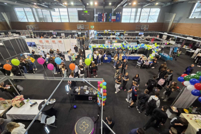 Gužva u Pazinu: Više od 1300 učenika otkriva struke, a sve oči uprte u humanoidnog robota Tonku!