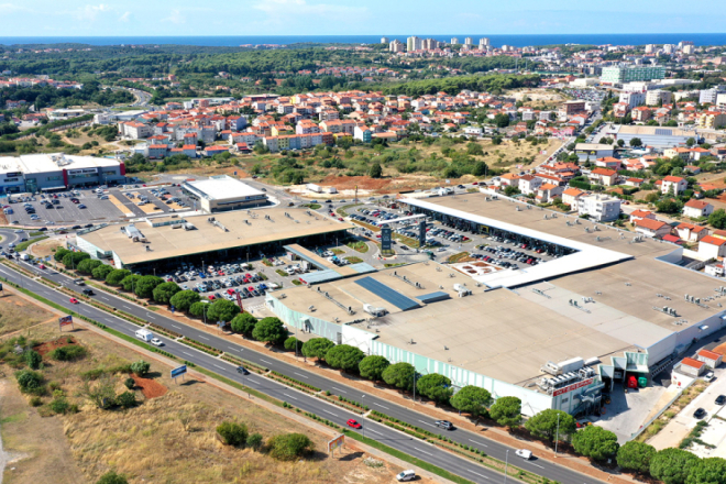 PALA NA IZLAZU: 24-godišnjakinja krala po trgovini pa je zaustavio zaštitar