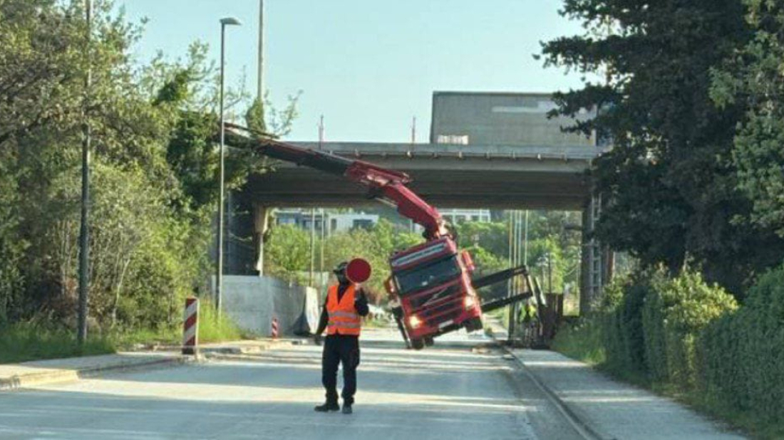 FOTO BILJEŠKA: Kamion s dizalicom zapeo pod nadvožnjakom u Puli, cesta je zatvorena!
