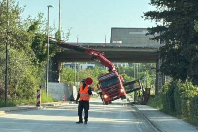 FOTO BILJEŠKA: Kamion s dizalicom zapeo pod nadvožnjakom u Puli