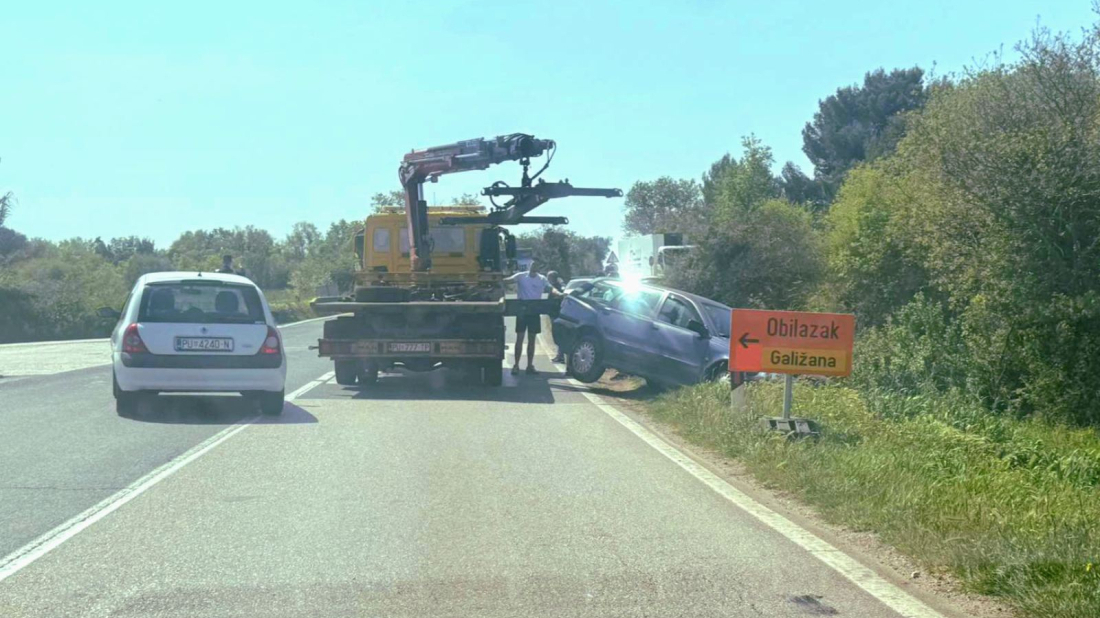 SLETIO S CESTE KOD GALIŽANE: Jedna osoba prevezena u pulsku bolnicu