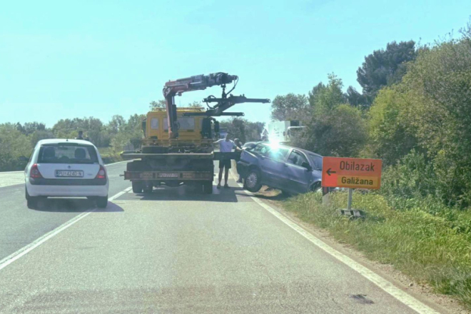 SLETIO S CESTE KOD GALIŽANE: Jedna osoba prevezena u pulsku bolnicu
