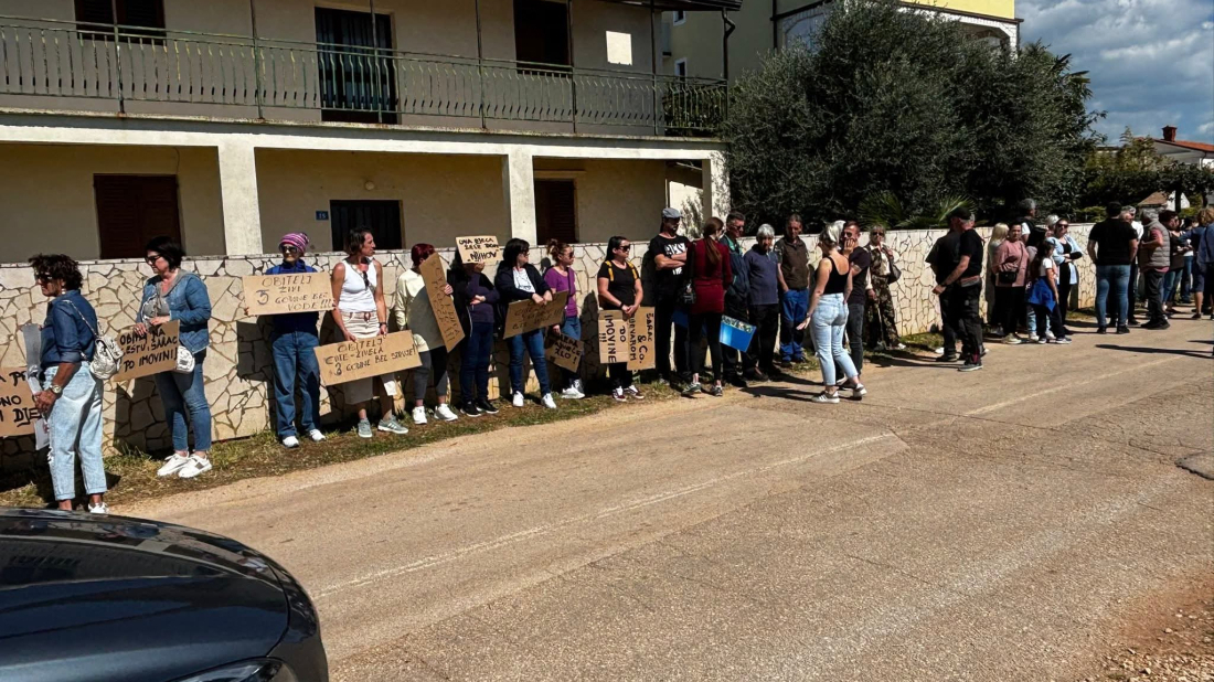 Deložacija obitelji Liščević ponovno odgođena: Mještani stali pred kuću i zaustavili ovrhu