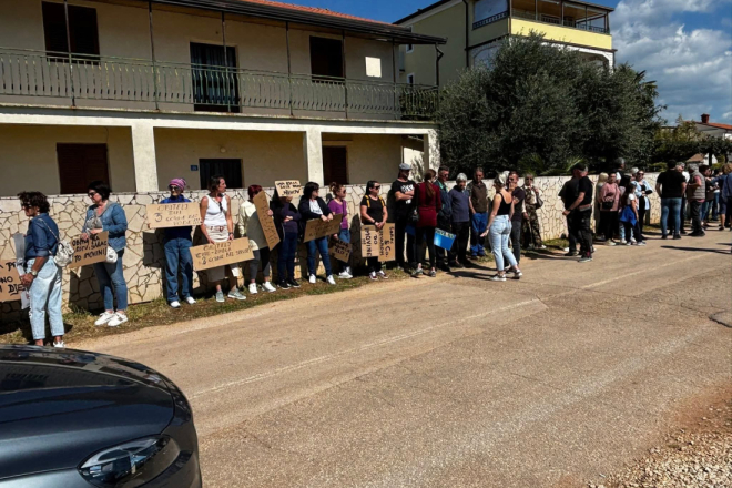 Deložacija obitelji Liščević ponovno odgođena: Mještani stali pred kuću i zaustavili ovrhu