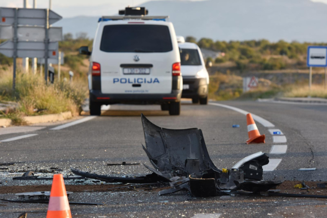 Teška nesreća kod Brtonigle: Nakon sudara automobil završio među drvećem