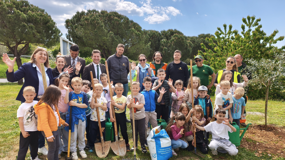 Djeca iz vrtića Neven sadila masline u Rovinjskom Selu povodom Dana planeta Zemlje