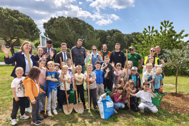 Djeca iz vrtića Neven sadila masline u Rovinjskom Selu povodom Dana planeta Zemlje