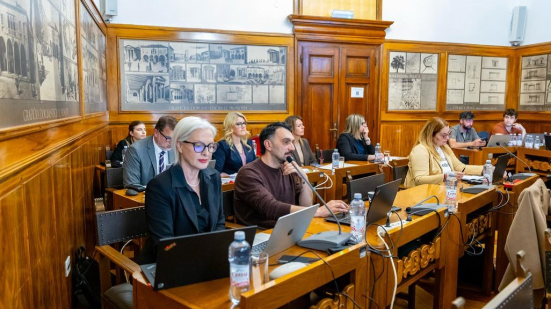 Možemo! oštro po Grbinu: “Preuzima argumente investitora i napušta raspravu o Delfinu”