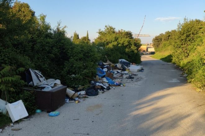 Sramota u Puli: Novo divlje odlagalište otpada zgrozilo građane