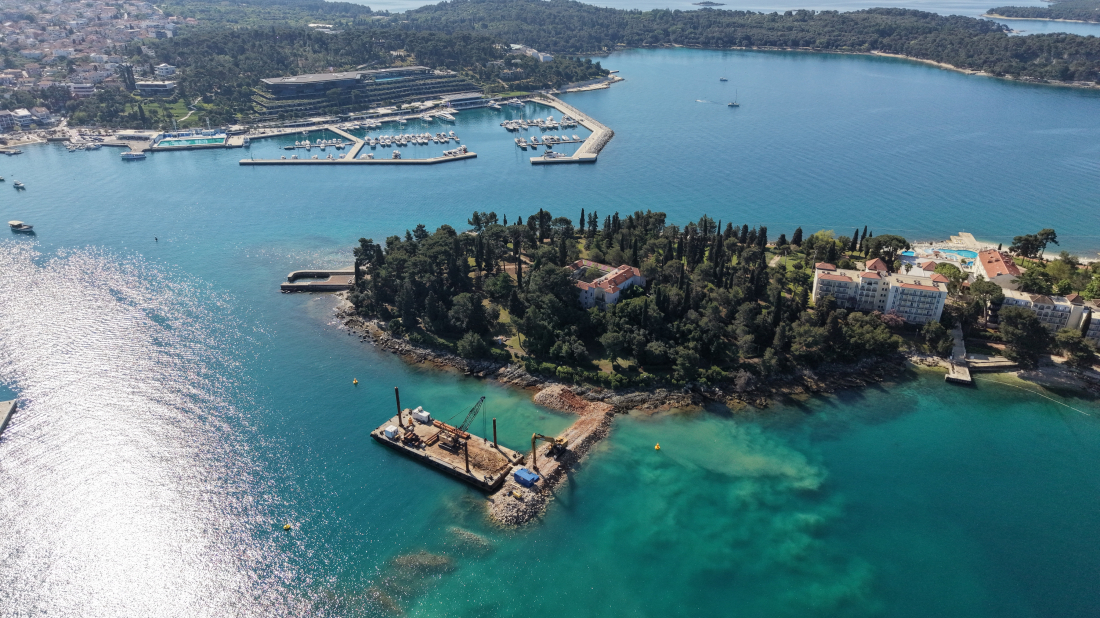 Foto: Radovi na sjevernom lukobranu u Rovinju u punom zamahu, više od polovice nasipa već dovršeno