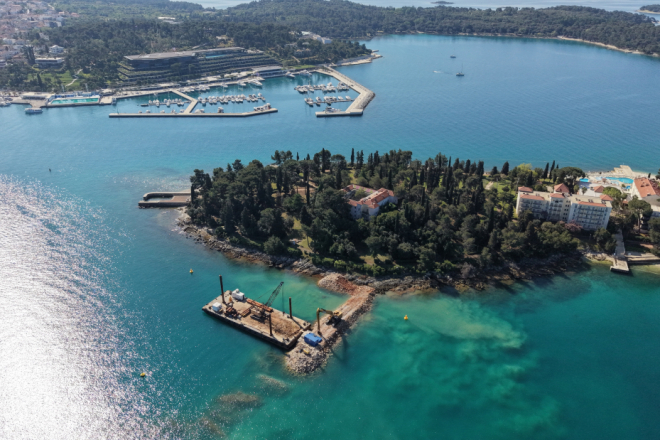 Foto: Radovi na sjevernom lukobranu u Rovinju u punom zamahu, više od polovice nasipa već dovršeno