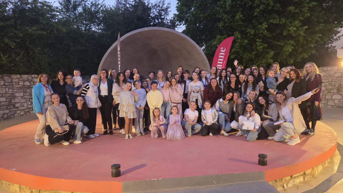 FOTO: Emotivna večer okupila sve generacije plesačica rovinjske plesne udruge Roxanne