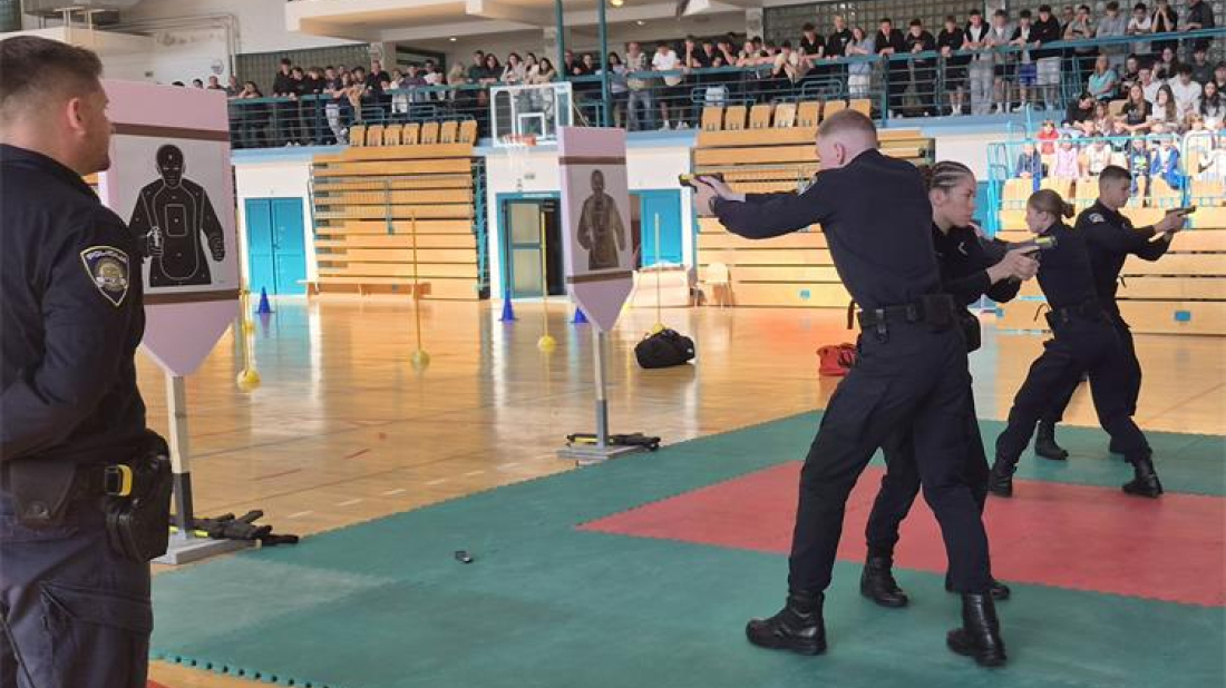 FOTO: Buje postale učionica policije – mladi isprobali opremu, vježbe i snage s budućim policajcima