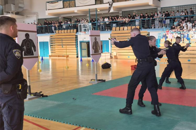 FOTO: Buje postale učionica policije – mladi isprobali opremu, vježbe i snage s budućim policajcima
