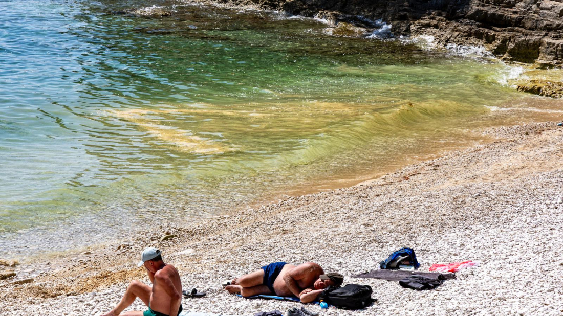Zažutilo se more u Puli: Lungomare prekrila proljetna pelud
