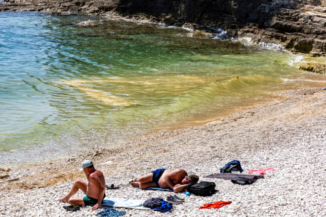 Zažutilo se more u Puli: Lungomare prekrila proljetna pelud