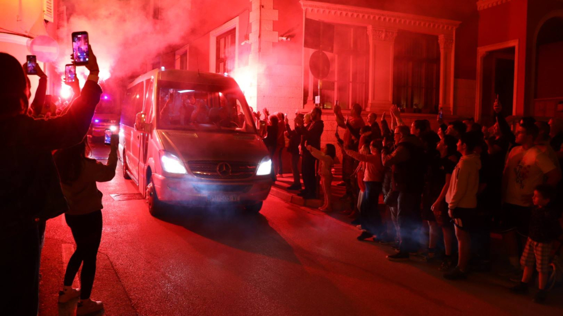 FOTO: Spektakularan doček u Vodnjanu, zlatne odbojkašice slavile s građanima uz pjesmu i vatromet