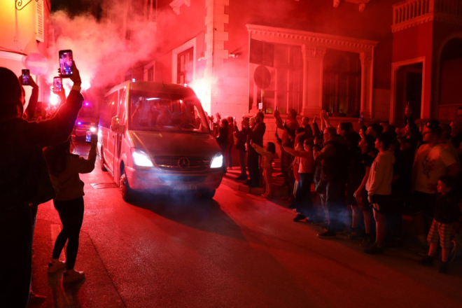 FOTO: Spektakularan doček u Vodnjanu, zlatne odbojkašice slavile s građanima uz pjesmu i vatromet