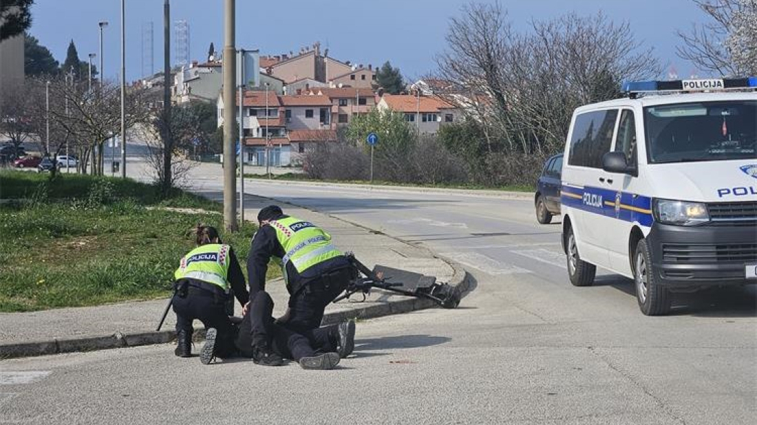 Dvojica maloljetnika pali s prejakog romobila, jedan zadobio teške ozljede glave!