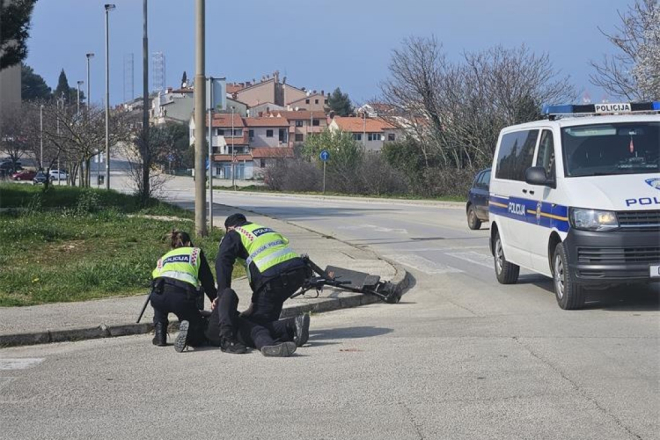 Dvojica maloljetnika pali s prejakog romobila, jedan zadobio teške ozljede glave!