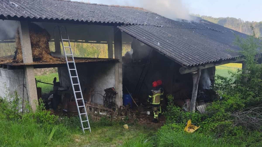 Požar u Pazinskim Novakima: Izgorjela štala, sumnja se da je požar podmetnut!