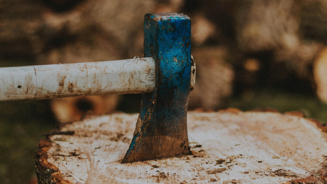 Pijan došao sa sjekirom među goste pa udarao po stolu: Policija uhitila 68-godišnjaka!