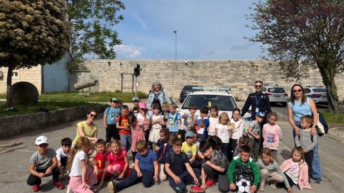 Mališani iz Marčane učili o prometu: U policiji pokazali znanje i oduševljenje