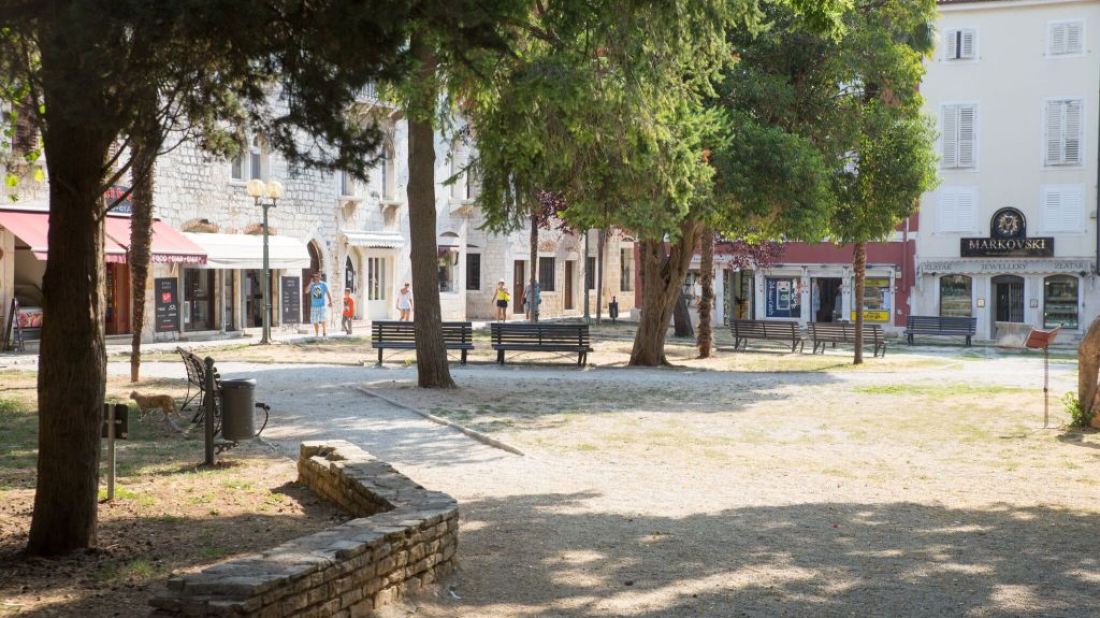 Razbio dekorativni prozor usred Poreča: 51-godišnjak prijavljen za štetu od više stotina eura