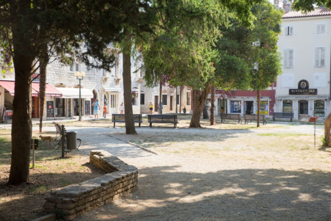 Razbio dekorativni prozor usred Poreča: 51-godišnjak prijavljen za štetu od više stotina eura