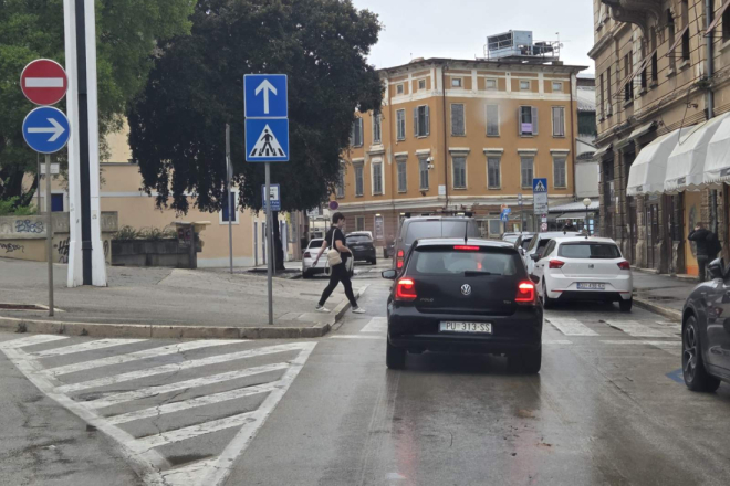 Policija u Puli traga za 16-godišnjakinjama