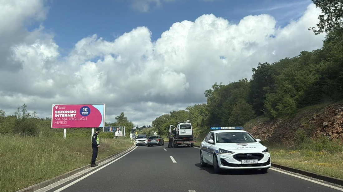 Hladnjak pao s prikolice, vrata frižidera razbila vjetrobran automobila! Vozač pobjegao prije dolaska policije