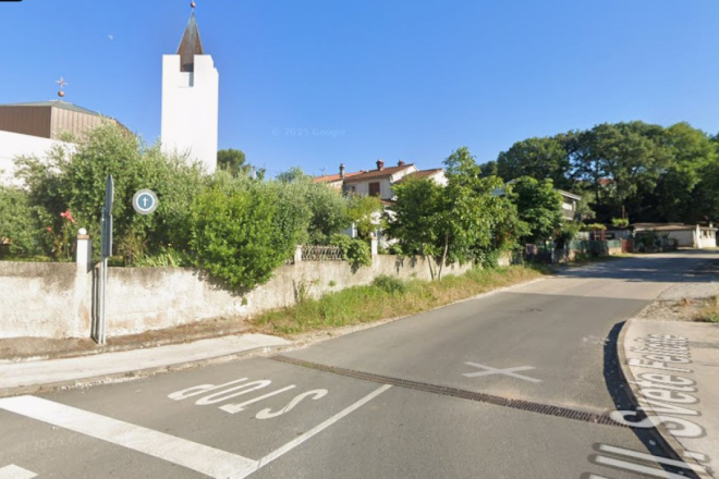 Drska krađa u Puli: Starijoj ženi na ulici strgnuo lančić s vrata i pobjegao
