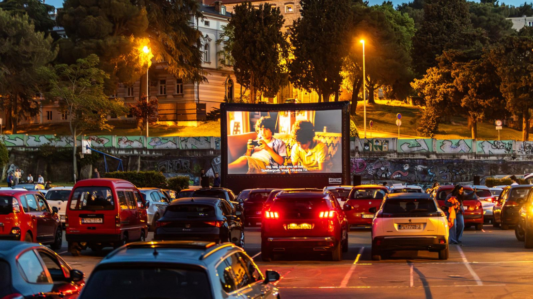 Pula se vratila u prošlost: Filmovi su se ponovno gledali iz automobila pod otvorenim nebom